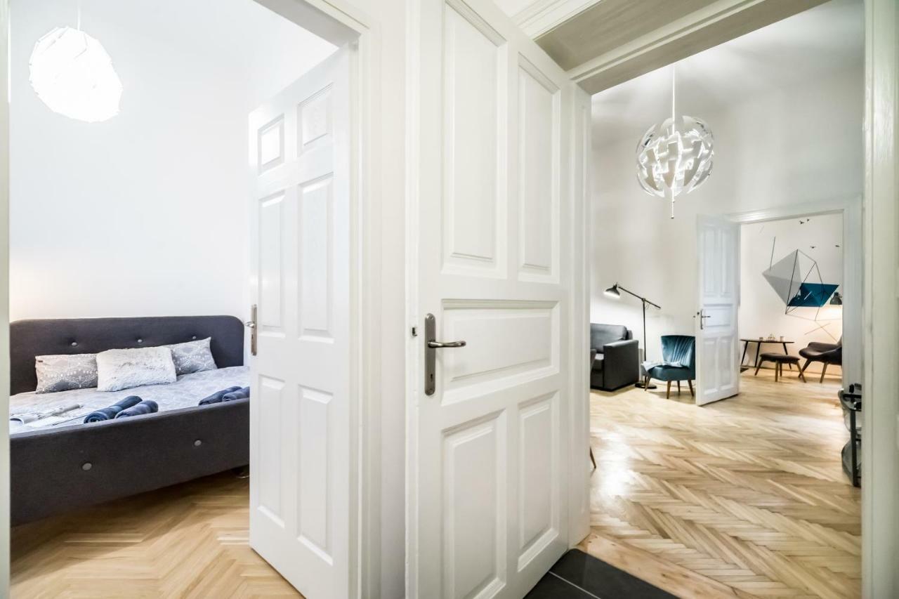 Bpr Colorlib Art Apartment Budapest Exteriör bild