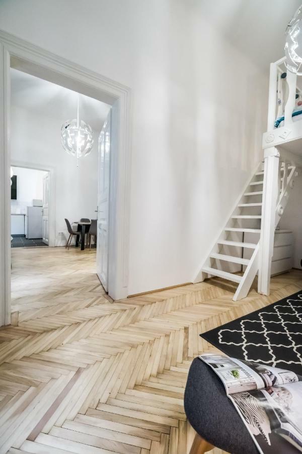 Bpr Colorlib Art Apartment Budapest Exteriör bild